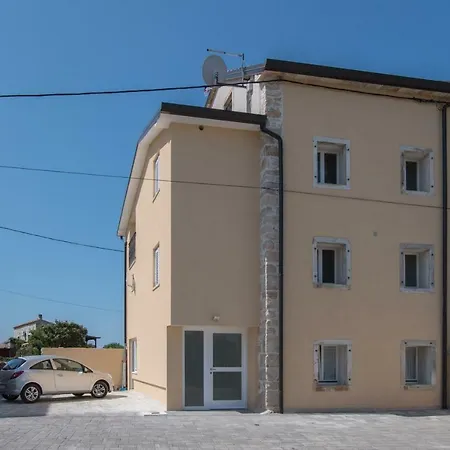 Lana House With Apartment Petrovija