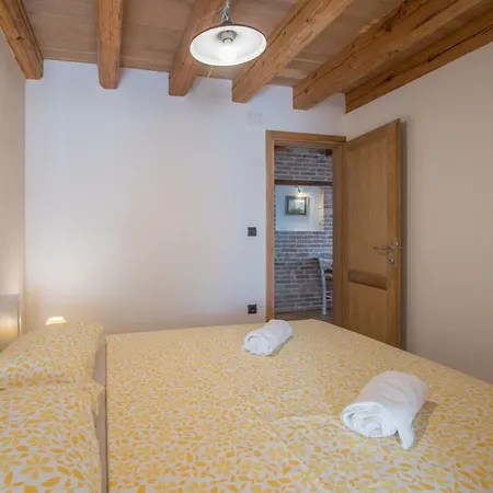 Lana House With Apartment Petrovija