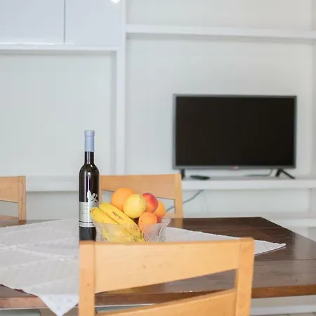 Lana House With Apartment
