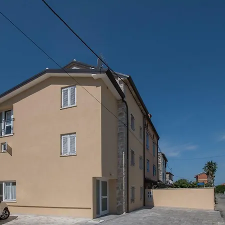 Lana House With Apartment Petrovija