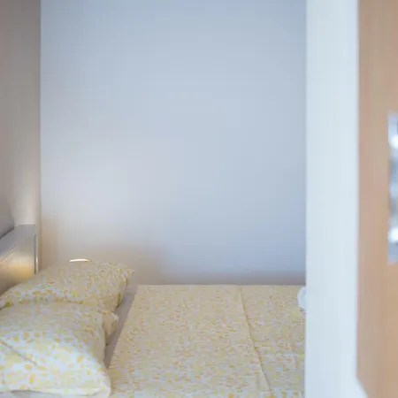 Lana House With Apartment Petrovija
